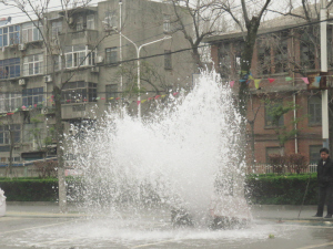 搬家货车撞断消防栓跑了 自来水白白流淌数小