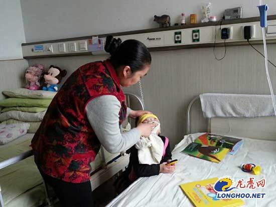 南京:护工回应被指虐童称快崩溃 送饭工:她照顾