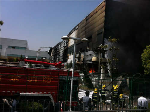 南京新港开发区喜星电子今晨突发大火 上午11