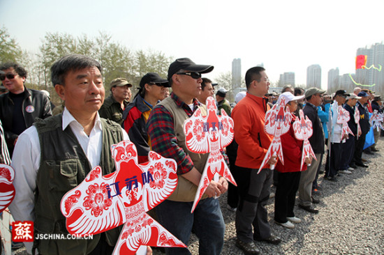 南通板鹞风筝亮相北京国际风筝节 外国友人称