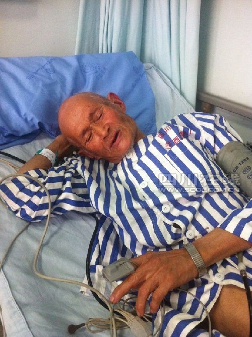 灾区百岁空巢老人在华西医院无人照顾