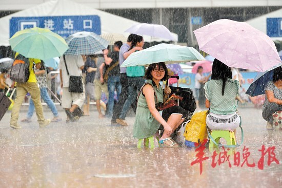 广州火车站所有列车停运 退票旅客今早雨中排