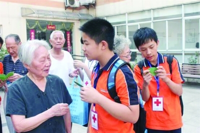 看望养老院老人