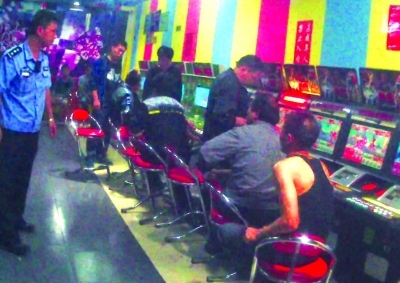 电玩城暗藏赌博机 民警当场收缴15台