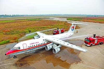 禄口机场举行 航空器除冰除霜演练