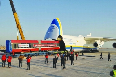 世界最大货运飞机空运中国造城铁