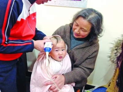昨天龙<em>抬头</em> 娃娃扎堆<em>剃</em>光头_新浪新闻