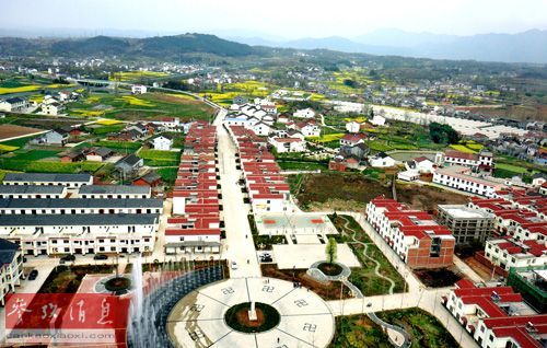 陕西省汉中市西乡县杨河镇高土坝移民搬迁集中安置社区整齐的民居(3