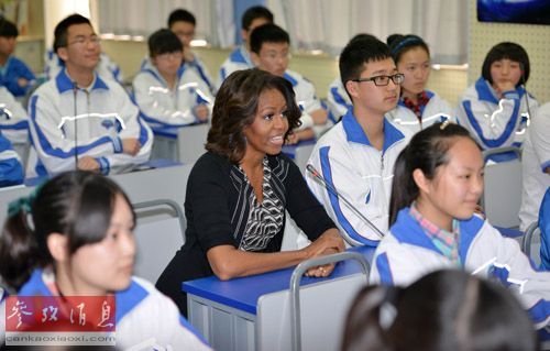 3月25日,美国总统夫人米歇尔·奥巴马在成都第七中学参观,并与学生一