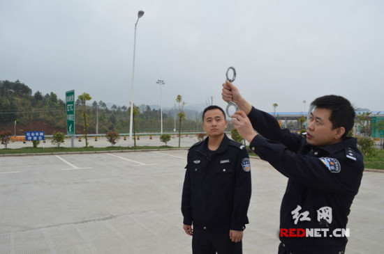 宜凤高速交警开展警用装备使用及处突防暴培训