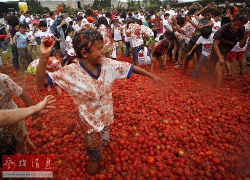 深圳举办番茄大战引争议:被批浪费食物