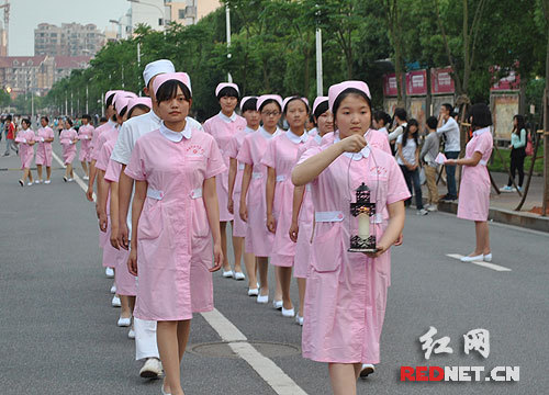湖南中医药大学举行国际护士节授帽典礼(图)