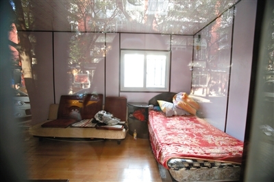 ����С����ס�˼�װ��ǹ��϶���ΪΥ��(ͼ)