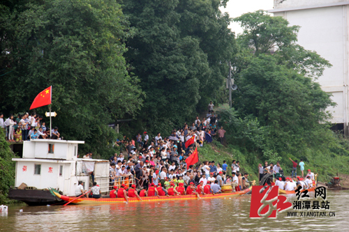 湘潭县与衡东县群众湘江对峙8支龙舟乘风破