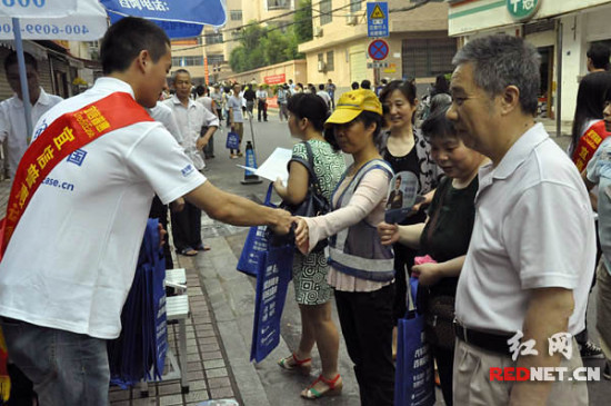 宜信普惠再启高考公益大行动 送水送伞送清凉