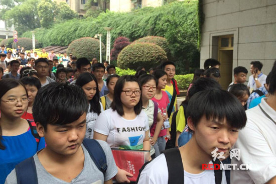 直击高考:2014年湖南高考语文科目考试结束