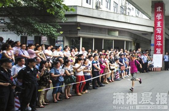 湖南6月26日可查高考成绩 女子怀孕7个月走进
