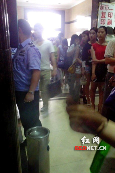 写字楼上班高峰等电梯排长队 网友戏称赛春运