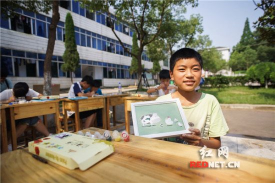 杨洁 刘蔼元)6月12日上午,湖南省浏阳市沙市镇文光中学的操场上"筑梦