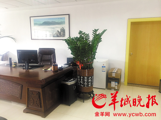 深圳小学教师举报校长办公室比部长的大房中房练书法