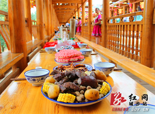 歌伴苗乡,醉美美食千人合拢宴在广州荣昌桥开美食宝华一条街城步路图片