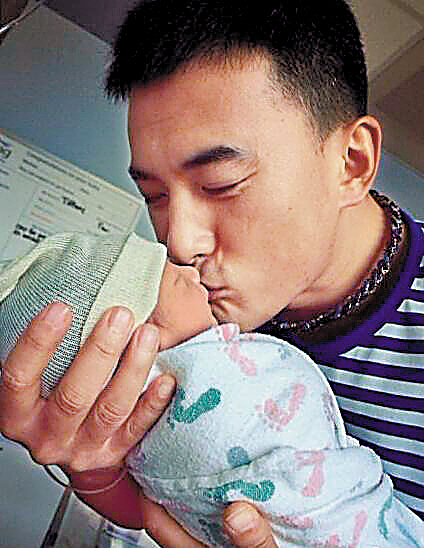 何洁顺利生儿子 网友献名“赫弃疗”