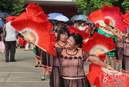 "大妈"尽情演绎扇子舞《溜溜的姑娘象朵花》.广场舞《走进新时代》.