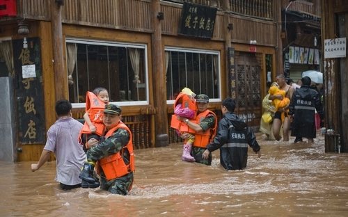 凤凰古城被淹 河床上构筑物过多是重要原因