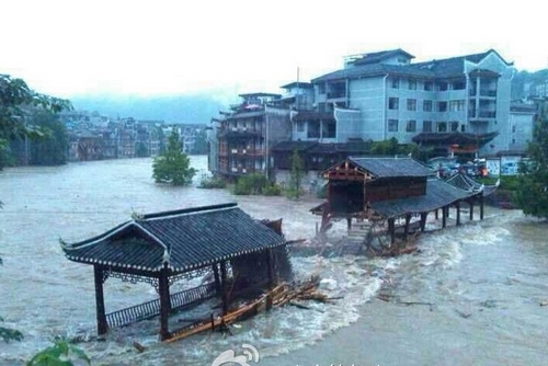 凤凰古城被淹风雨桥没能扛住风雨