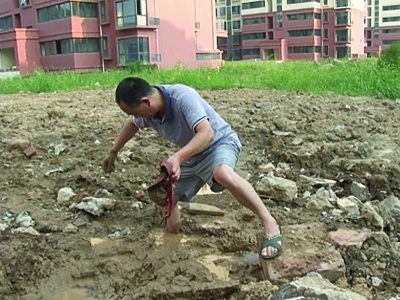 八旬老太跌落工地泥潭 好市民拉她出泥潭还帮她冲洗