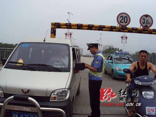 湘乡交警专项行动查处86起交通违法行为