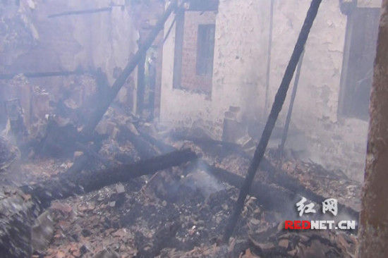 永州一老旧民房起火屋顶坍塌 消防30余分钟灭