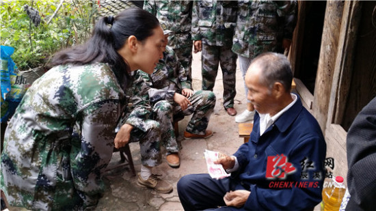 罗永晨)9月24日,辰溪县龙泉岩乡党委书记刘明森带领乡干部,走访慰问了