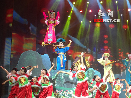 湖南各界群众用歌声和舞蹈庆祝新中国成立65