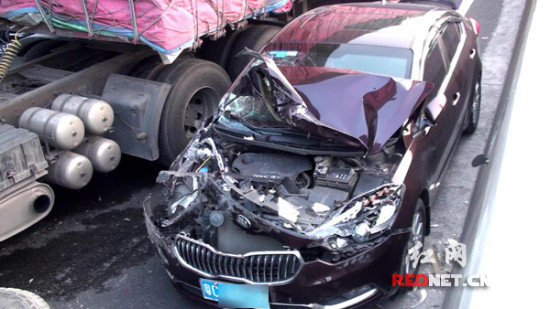 大货车未刹住车发生六车刮擦追尾事故高速交警