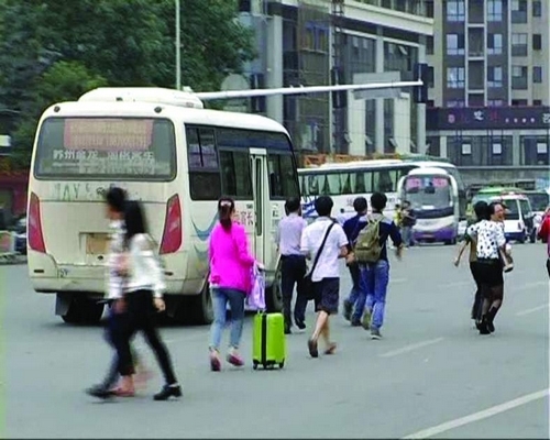 长沙汽车西站短途中巴站外拉客超载 运政部门