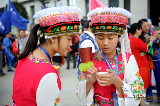 湖南省第八届少数民族传统体育运动会在岳阳开幕