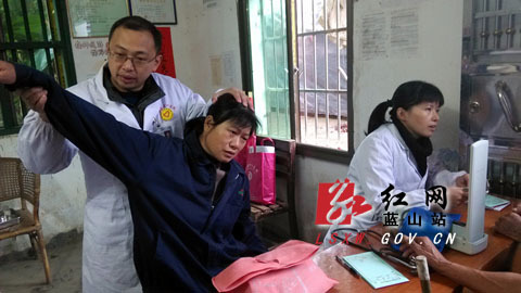 蓝山:中心医院医疗志愿者开展送温暖活动