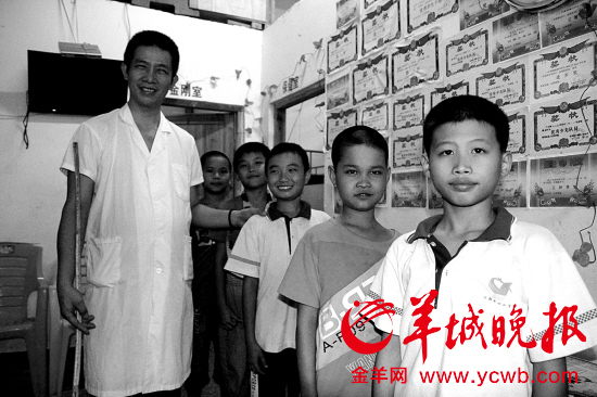 盲人有爱靠双手按摩挣钱 帮助供养45名孤寡老