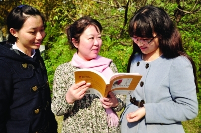 南京44岁主妇酷爱文学 4年出版3本文学书籍