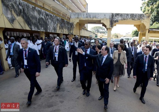 奥朗德访哈萨克斯坦获赠民族服饰 惨遭网民嘲弄