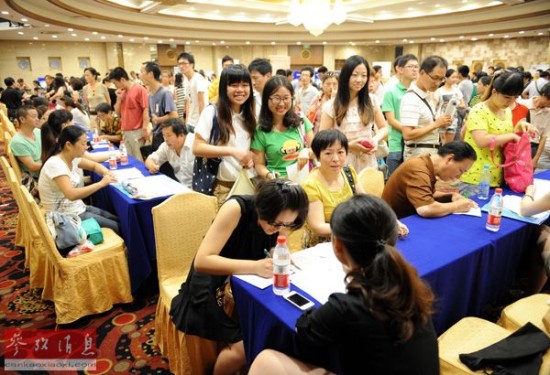 中国寻求新途径破解就业难 允许大学生休学创业