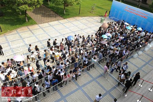 中国寻求新途径破解就业难 允许大学生休学创业_新浪新闻