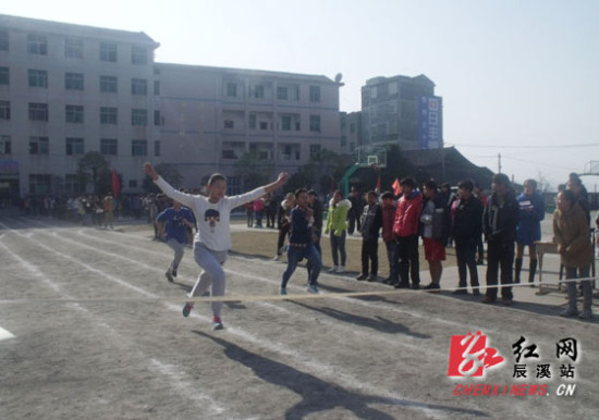 辰溪民族中学第五届冬季田径运动会胜利开幕(图)