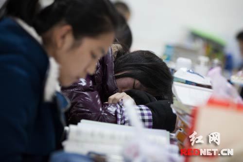 组图:考研倒计时 南华大学考研大军奋斗平安夜