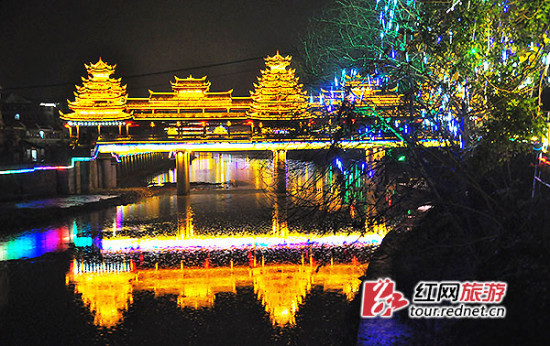 目前,在怀化市通道侗族自治县,城区路灯改造,夜景灯光亮化,萨岁广场及