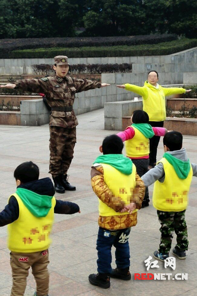 衡阳一广场上幼儿园小朋友军训 网友称洋气