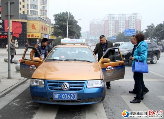 邵阳市客管办上街执法查扣非法营运车辆和违规出租车