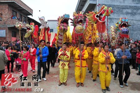 道县清塘镇村民以龙会友欢度春节(组图)