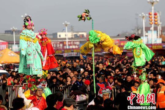 "空中芭蕾"助阵河南淮阳庙会 引众人围观(图)